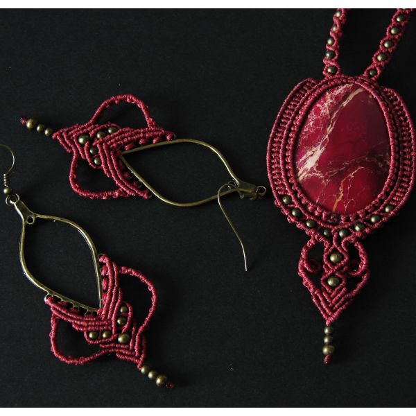Stylish set  pendant with Regalite cabochon 